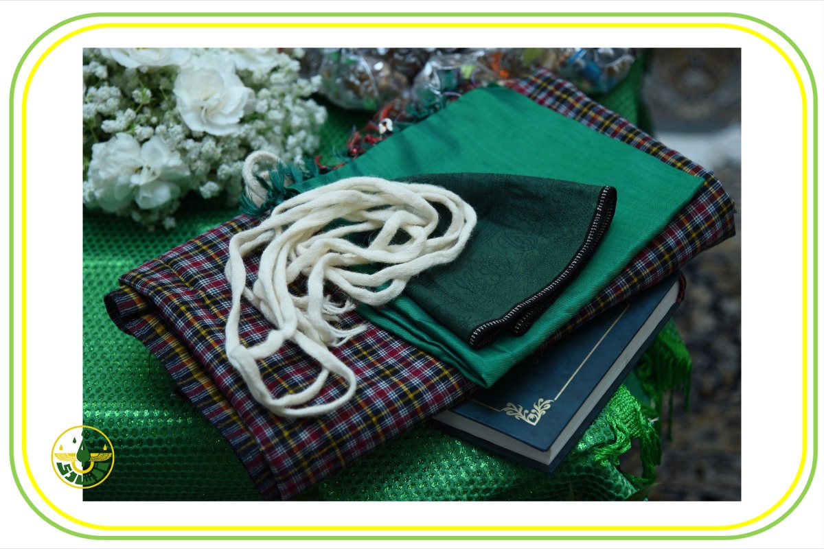 کلاه سبز داماد و کشتی و کتاب خرده اوستا و پارچه