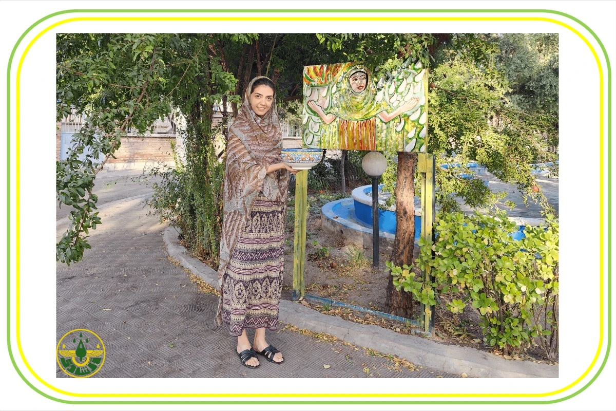 بانو زرتشتی با لباس سنتی مکنا و لچک و شوال