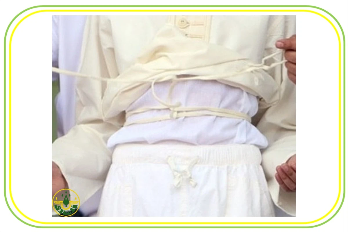 نوجوان زرتشتی در حال بستن سدره و کشتی