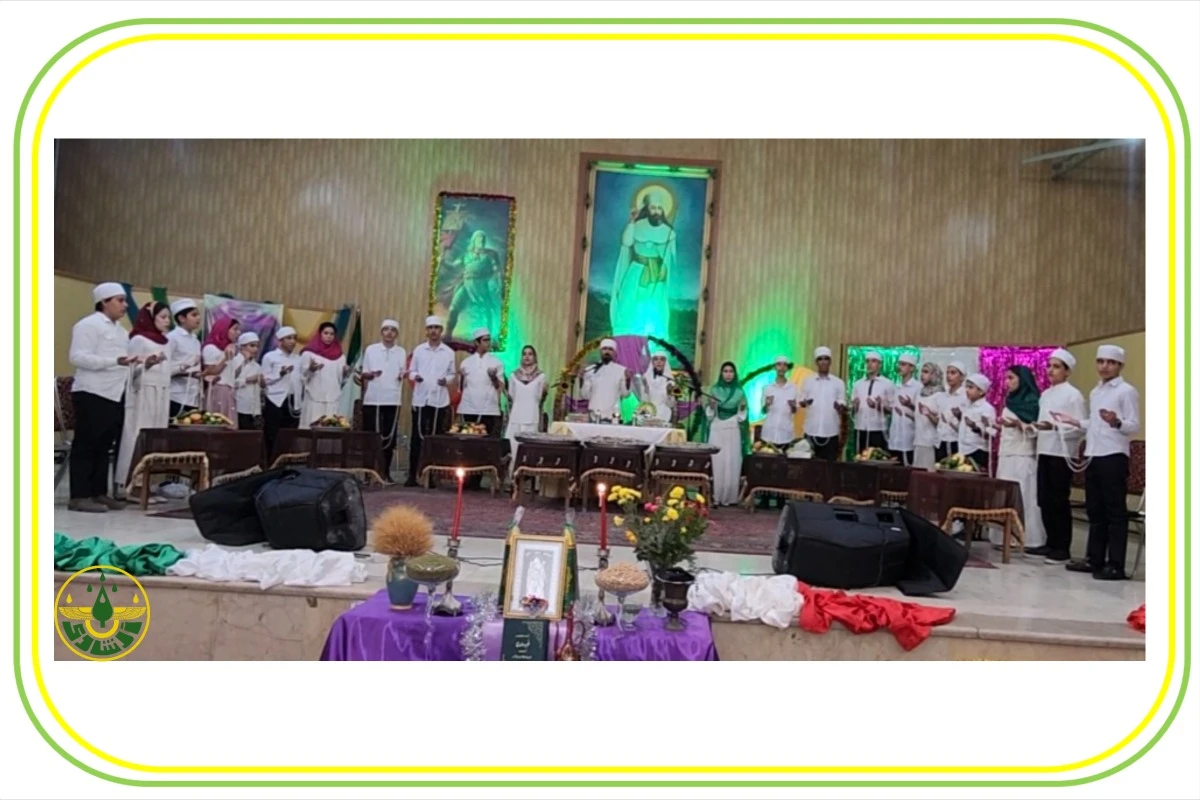 تعدادی از نوجوان زرتشتی در حال نیایش و بستن سدره و کشتی