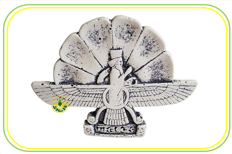 مجسمه ایستاده نماد فروهر با نیلوفر آبی