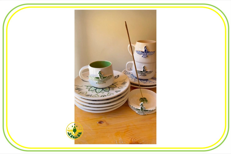 عکس کلی ماگ و دیوارکوب و جاعودی روی میز